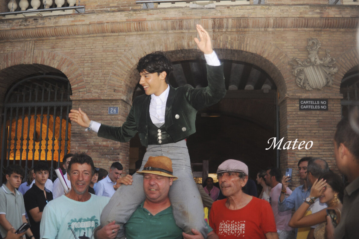 Dennis Martin, a hombros en Valencia con una buena novillada de Aida Jovani