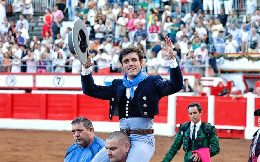 Guillermo Hermoso de Mendoza, a hombros en Santander