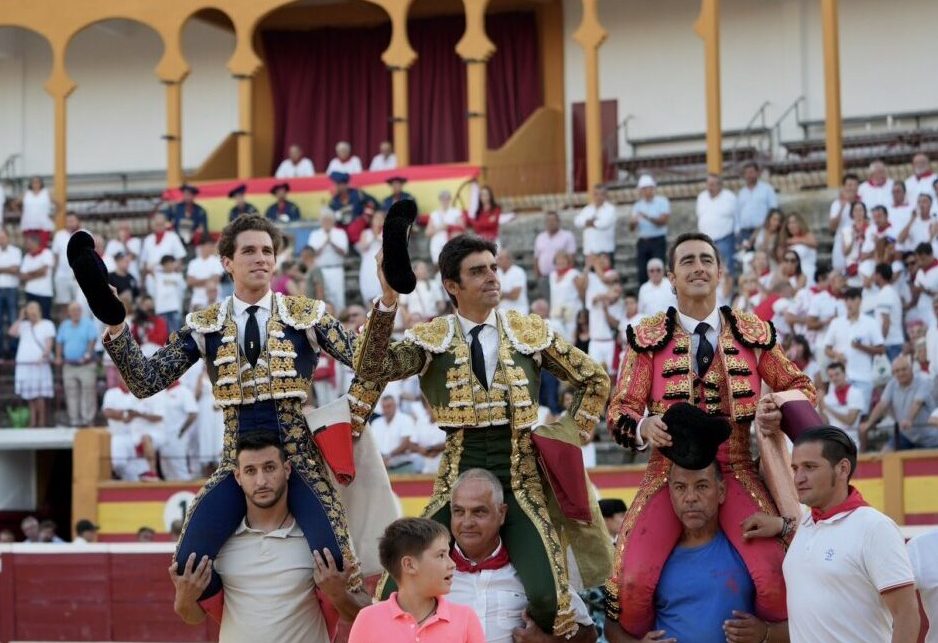 Triunfal festejo en Tudela con Fandi, Perera y Ginés Marín a hombros