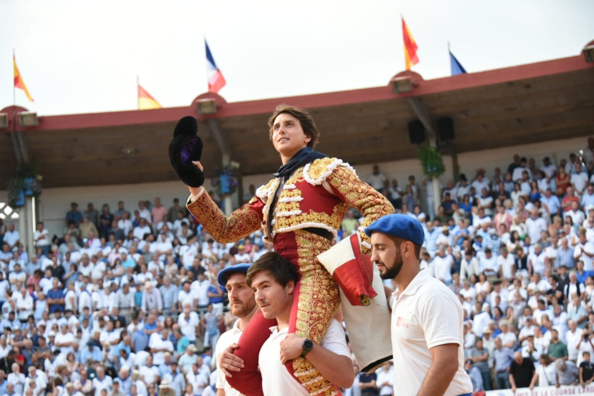 Dos orejas para Roca Rey y final feliz para Yon Lamothe en su alternativa en Mont de Marsan