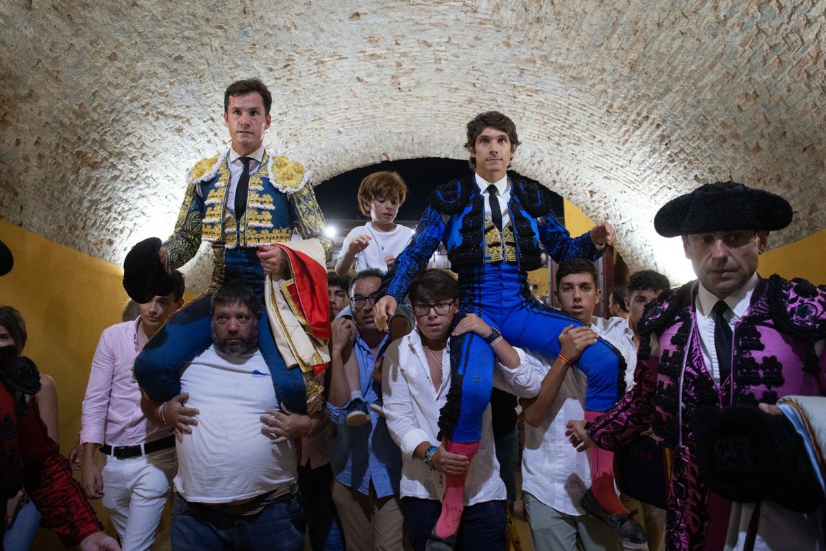 El temple saca a hombros a Castella y Luque