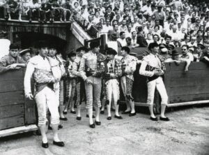 Luis Miguel y Ordóñez, en el paseíllo del “Verano peligroso” con Juan de la Cruz como sobresaliente. APLAUSOS
