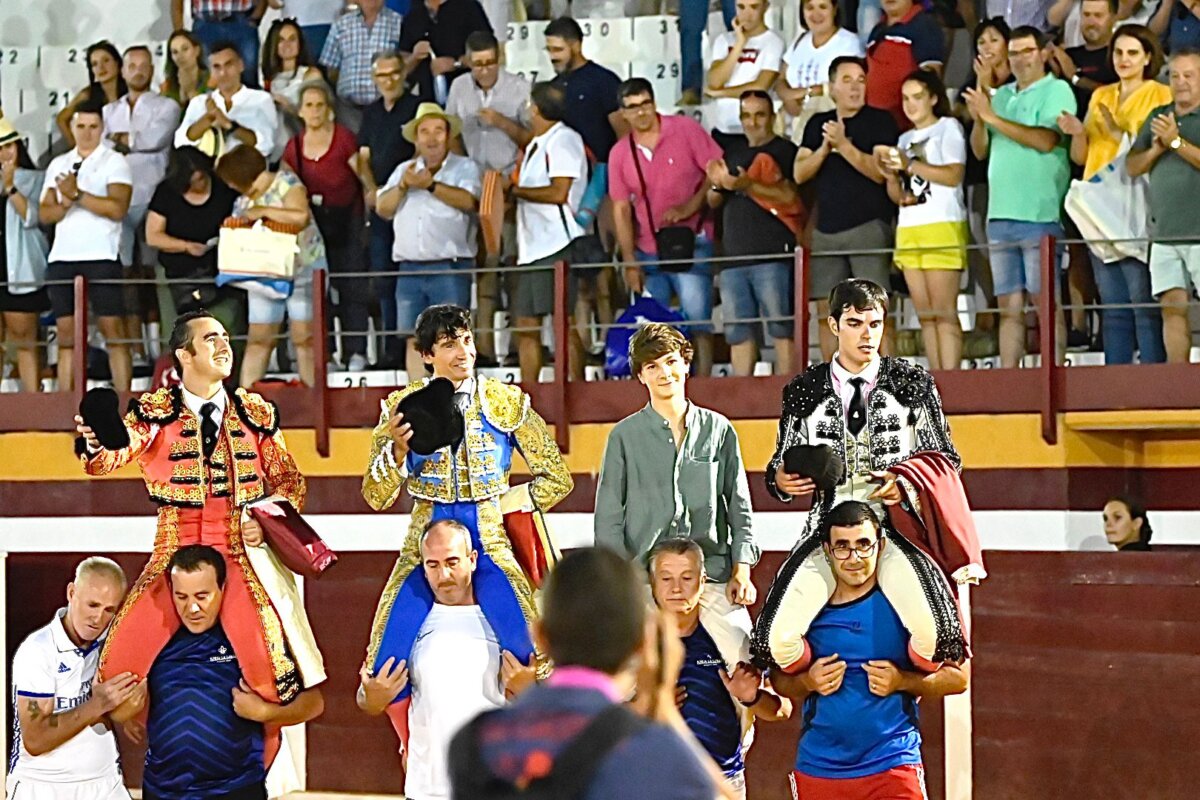 Todos a hombros en una triunfalista tarde en Sabiote