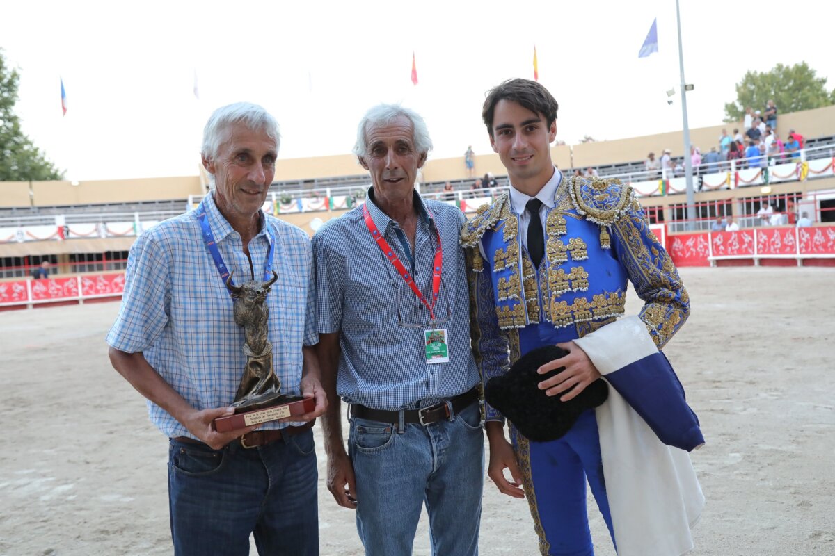 Solalito se enfunda la Chaquetilla de Oro en la novillada de Saint Gilles