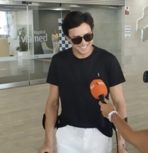 Roca Rey, a la salida de la Clínica Viamed de Sevilla.