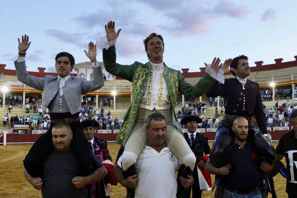 Victorioso Diego Ventura, a hombros con Rui Fernandes y Guillermo Hermoso en Cuenca