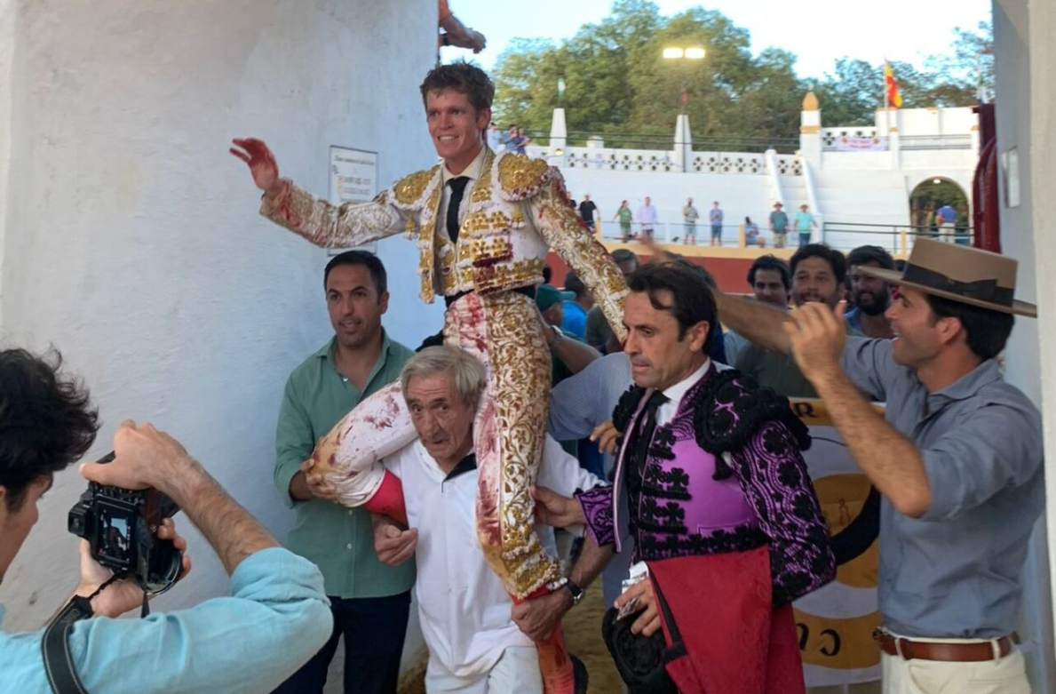 Rotunda tarde de Borja Jiménez en Cazalla de la Sierra