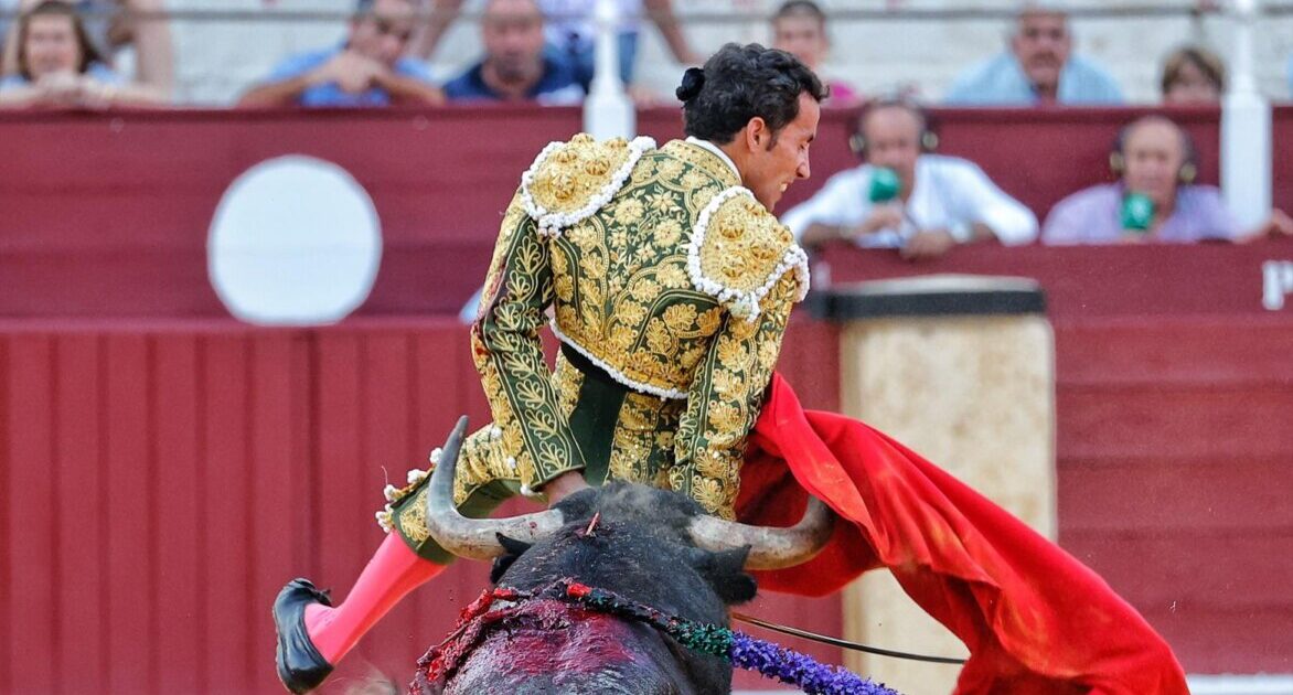 David de Miranda, dos cornadas en muslo izquierdo y glúteo en Málaga