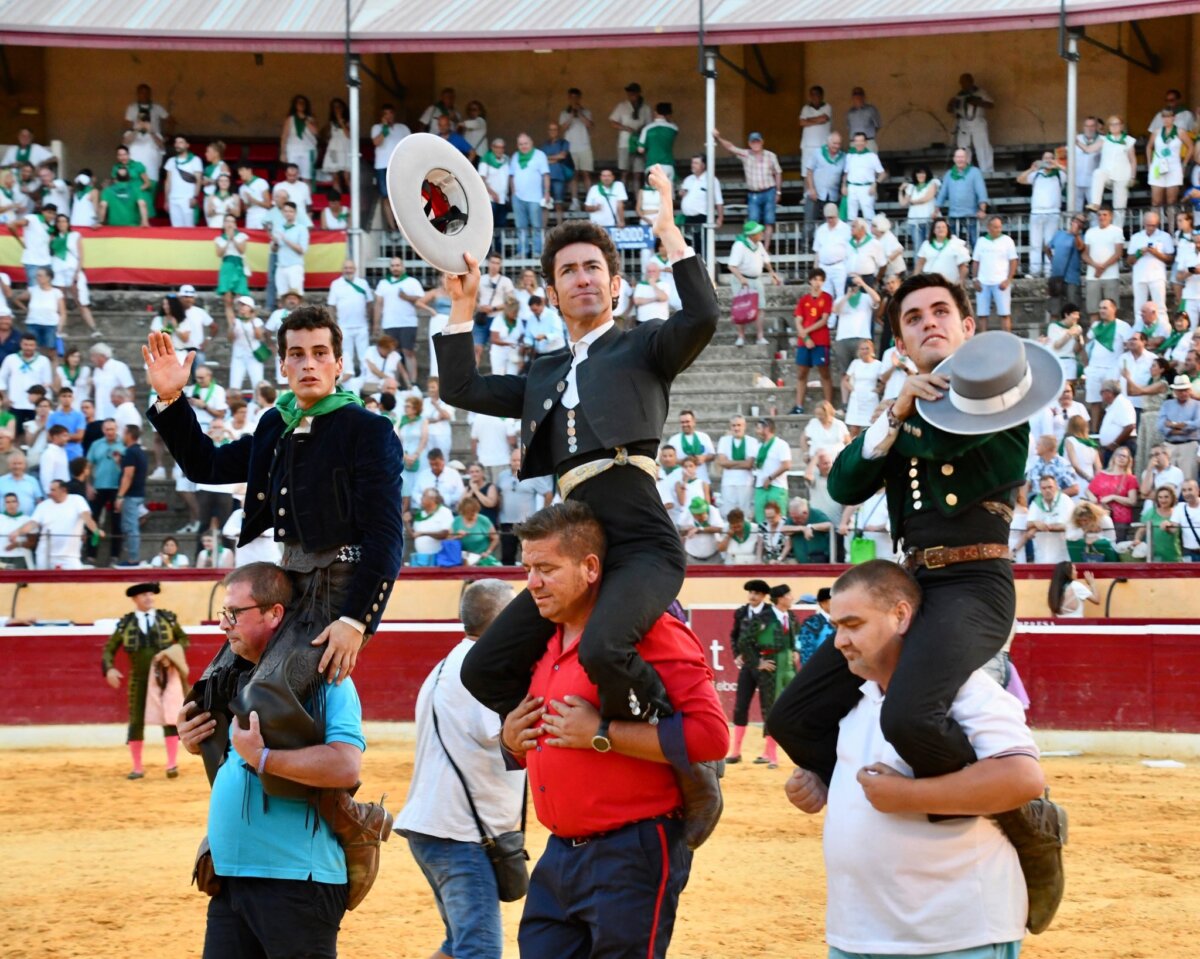 Leonardo, Pérez Langa y Guillermo Hermoso, a hombros en el cierre de Huesca