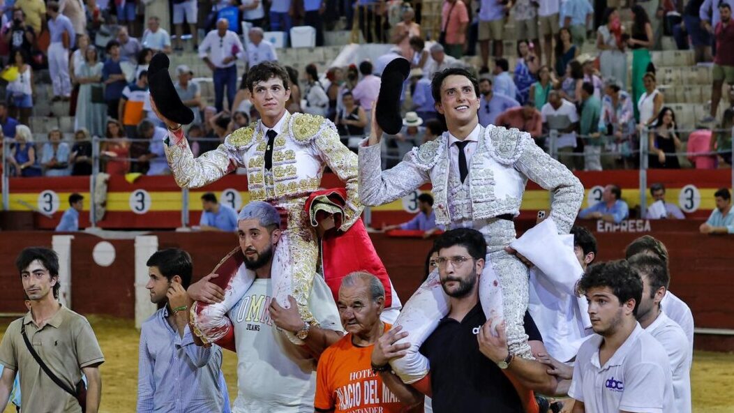 Soñada alternativa de Jorge Martínez, a hombros con Roca Rey en Almería