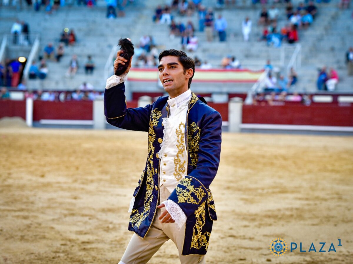 Miguel Moura pasea el único trofeo de la última cita de agosto en Las Ventas