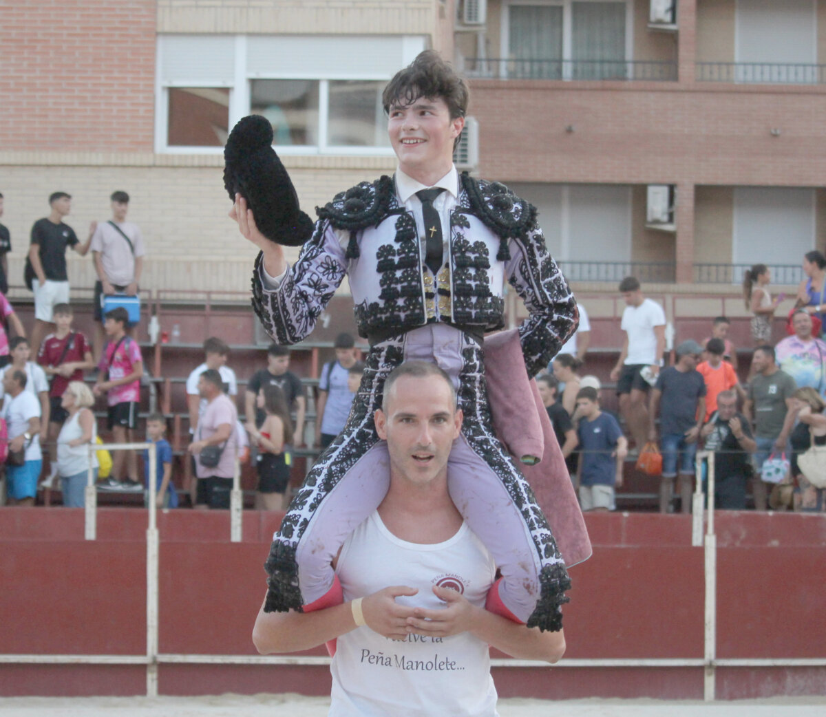 El banderillero Felipe Peña sufre dos cornadas en la novillada de Blanca; triunfa Tristán Barroso