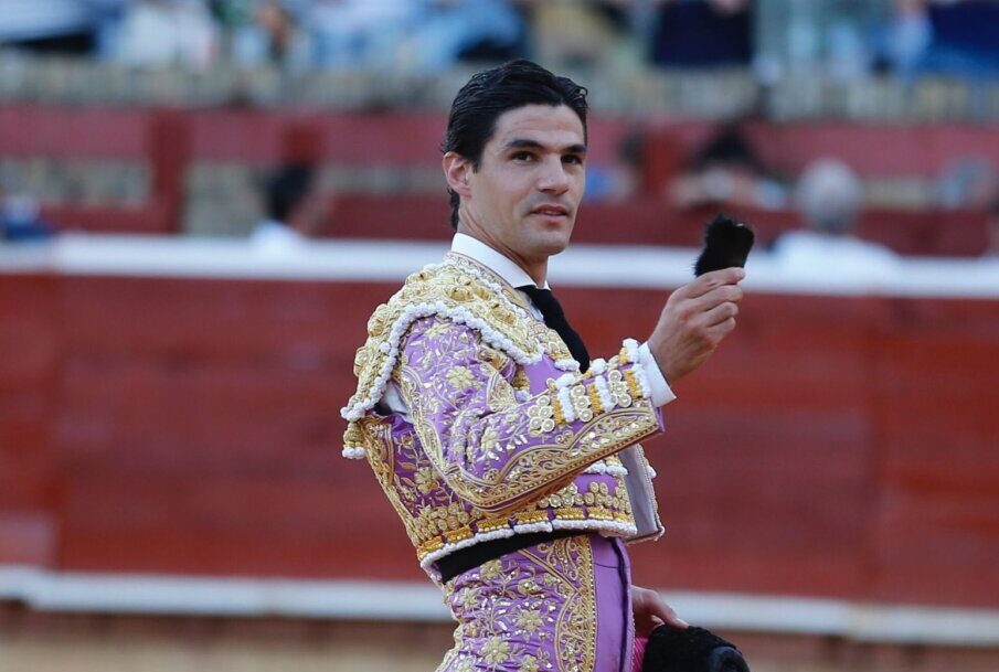 Una preciosa faena de Aguado entre desfondados albarreales en Huelva