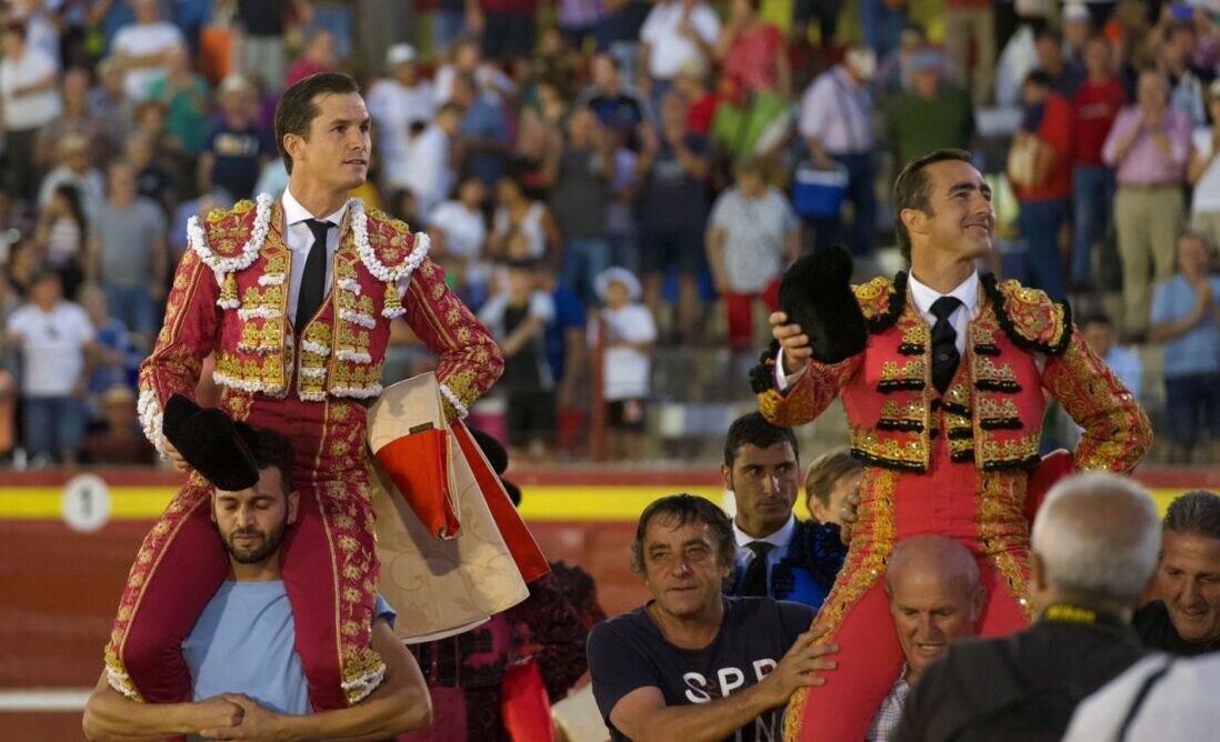 El Fandi y Daniel Luque se reparten ocho orejas en Pedro Muñoz