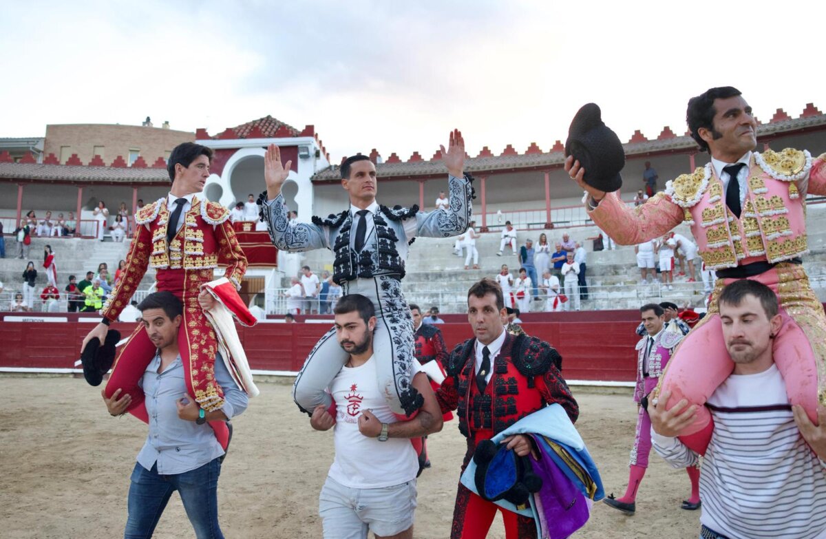 Esaú Fernández, Galván y Expósito, a hombros en Estella