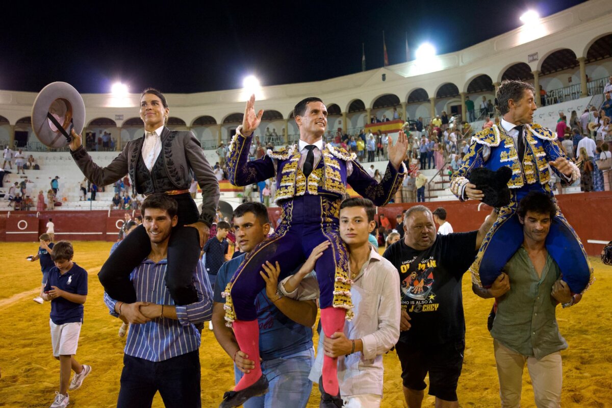 Indulto a un gran fuenteymbro de Escribano, a hombros con Galván y Lea Vicens en San Roque