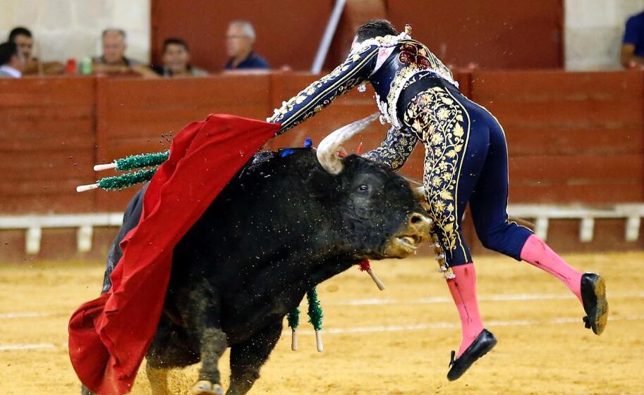 Daniel Luque, grave cornada en el abdomen en El Puerto