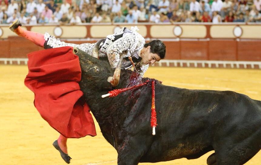 Pablo Aguado, doble milagro tras dos espeluznantes cogidas