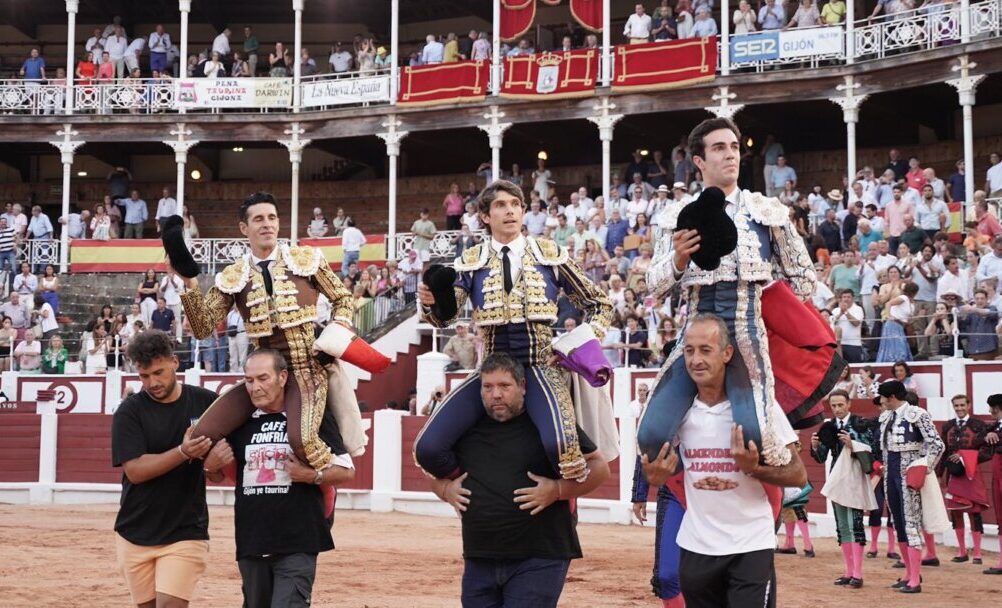 Castella, Talavante y Rufo, broche triunfal en Gijón