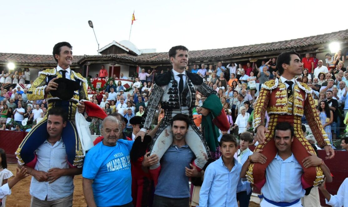 López Chaves, Juli, Capea y Domingo Hernández, tarde de pata negra en Guijuelo