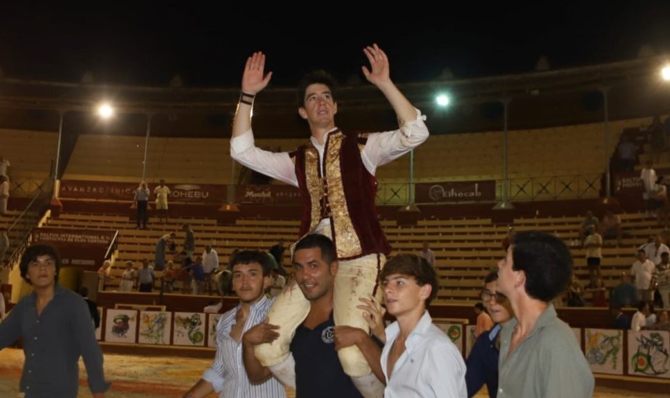 Esaú Fernández y Guineo, cumbres de una emocionante miurada en Sanlúcar