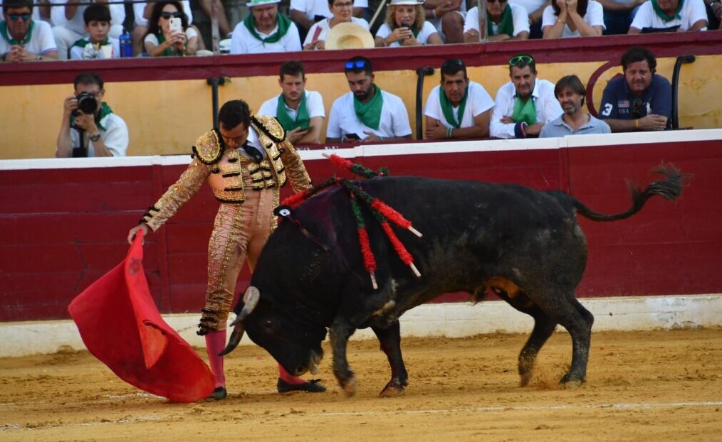 Entrega de Fandi y Adame en tarde de espadas romas en Huesca; grave cogida a El Cordobés