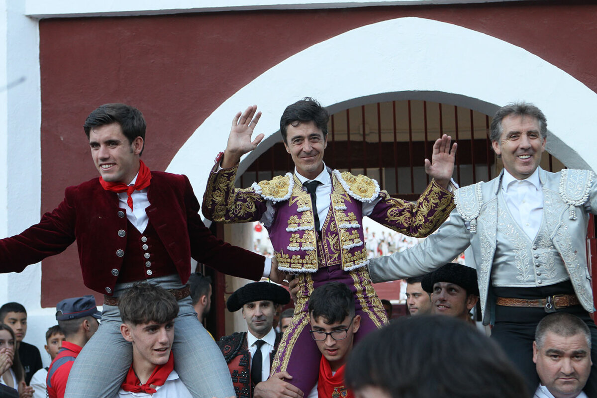 Triple puerta grande en Estella