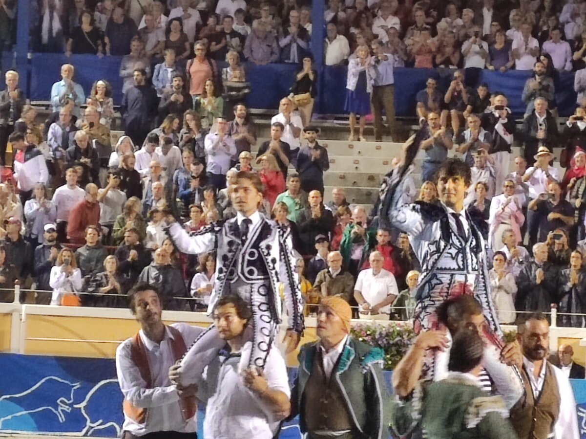 Brutal Roca Rey, a hombros con Juan Leal en Bayona