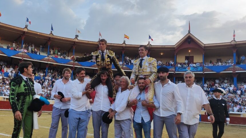 Triunfal alternativa de Alejandro Mora, a hombros con Escribano en Bayona