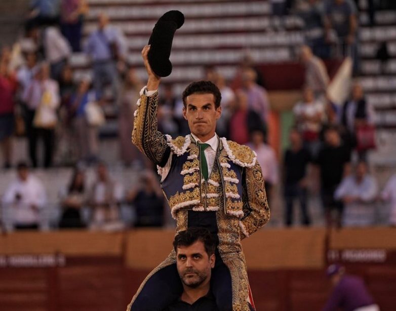 Fernando Adrián, suma y sigue en Guadalajara; el palco le roba a Castella la Puerta Grande