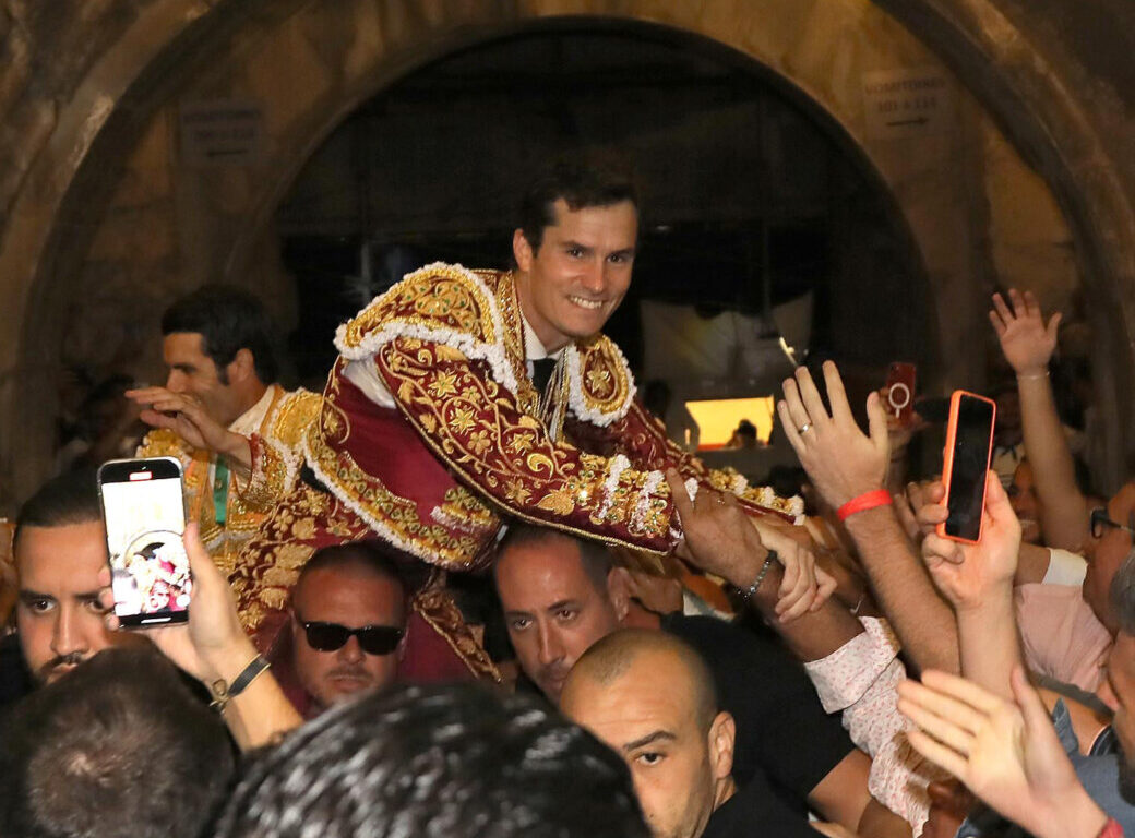 Apasionante duelo entre un soberbio Luque y un valiente Emilio de Justo con La Quinta en Nimes