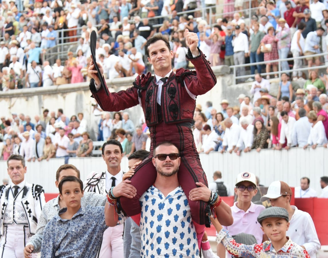 Gran reaparición de Daniel Luque, en hombros en Arles