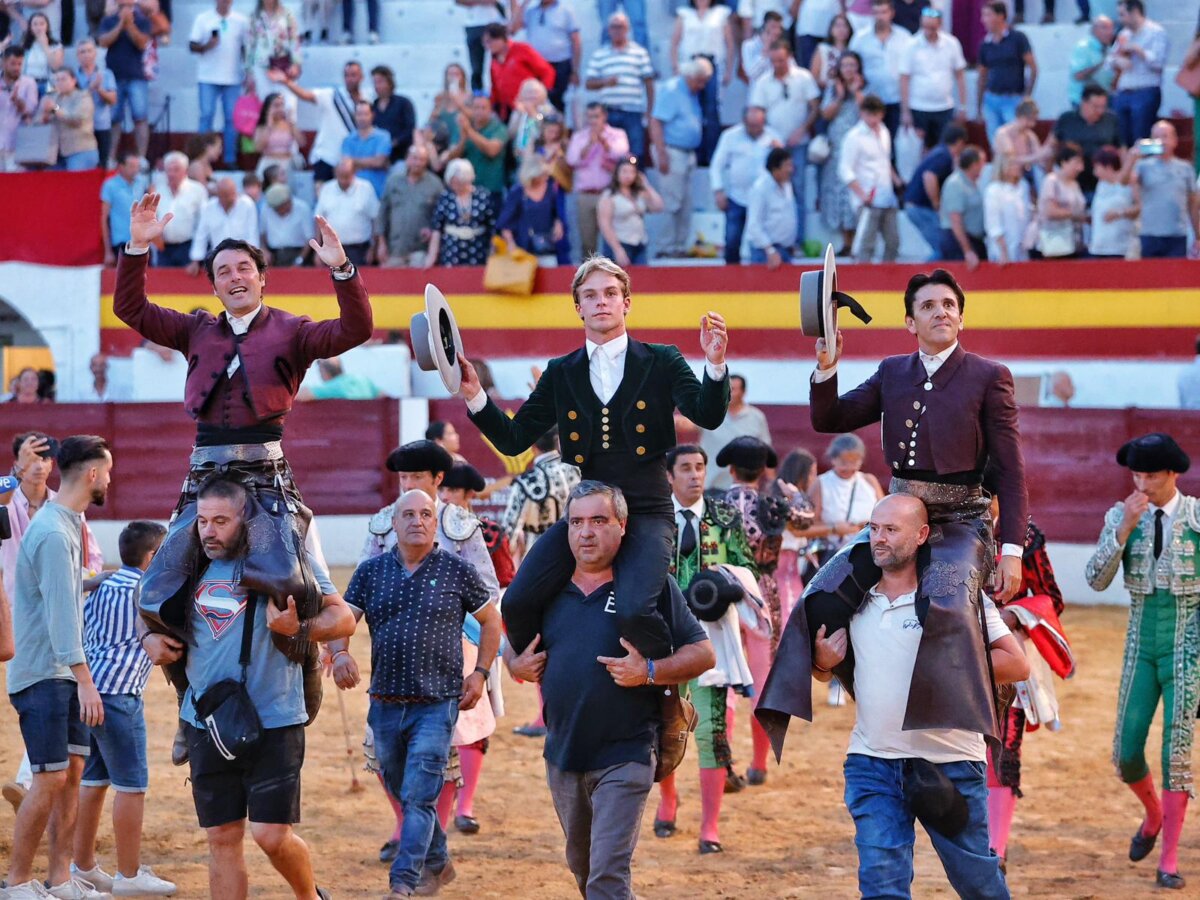 Arrasa Ventura: cuatro orejas y un rabo y en hombros con Andy Cartagena y Duarte Fernandes en Zafra