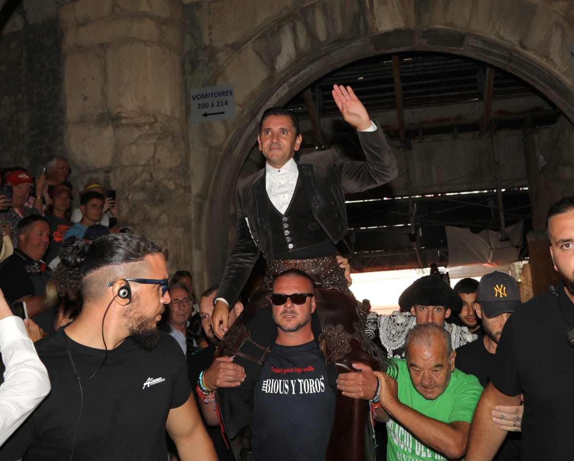 Puerta de los Cónsules para Ventura, en hombros con Lea Vicens en brillante matinal en Nimes