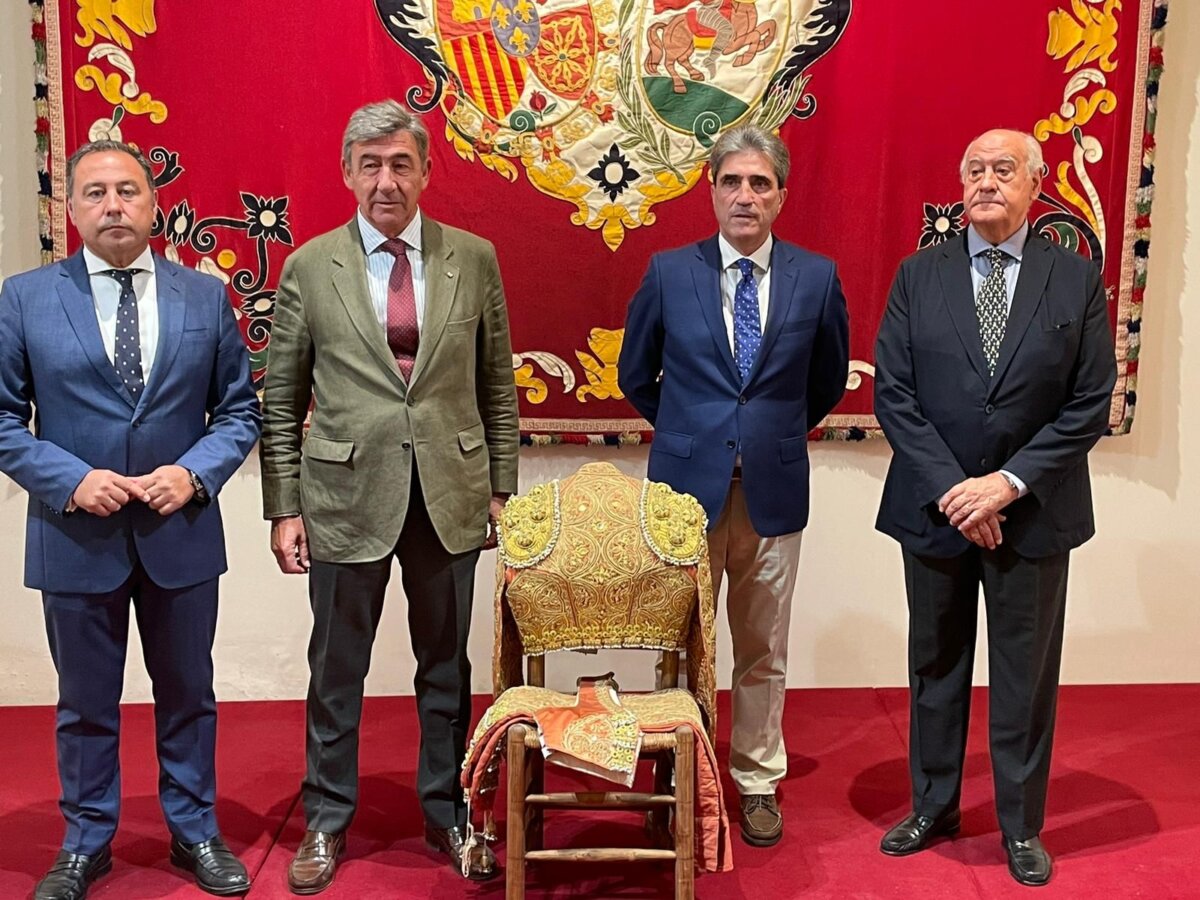 Emilio Muñoz dona a la Real Maestranza el traje de su segunda Puerta del Príncipe