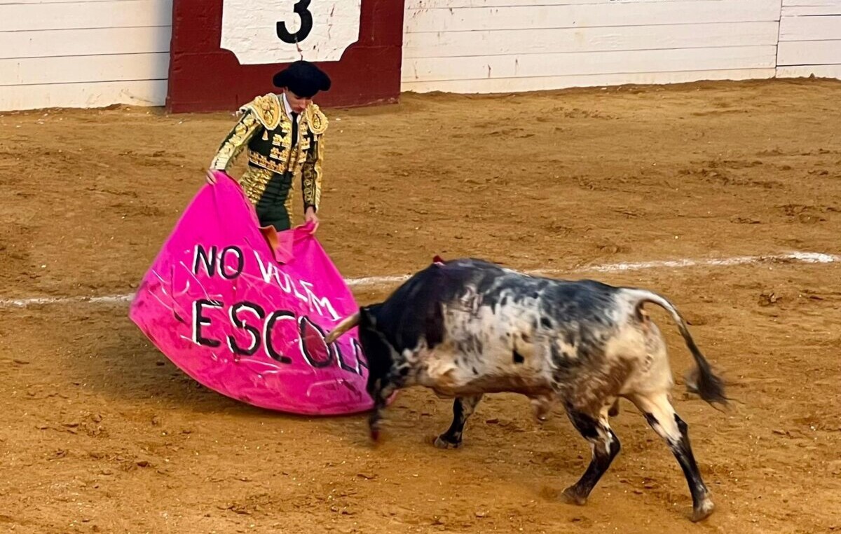 El capote reivindicativo de Nek Romero en Algemesí