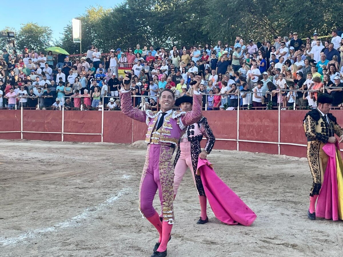 Manuel Escribano y El Fandi, en hombros en Hoyo de Pinares; triunfos de Octavio Chacón, Juan de Castilla, Marcos...