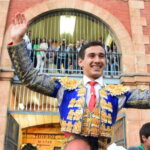 Ismael Martín, a hombros de la Glorieta de Salamanca. Foto: Menacho