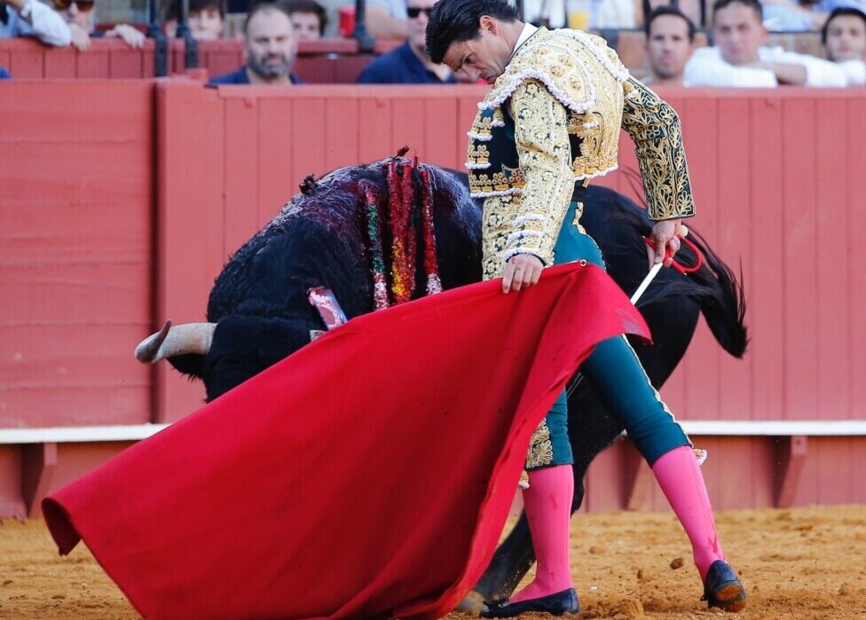 El exquisito toreo de Pablo Aguado se lleva la tarde en Sevilla
