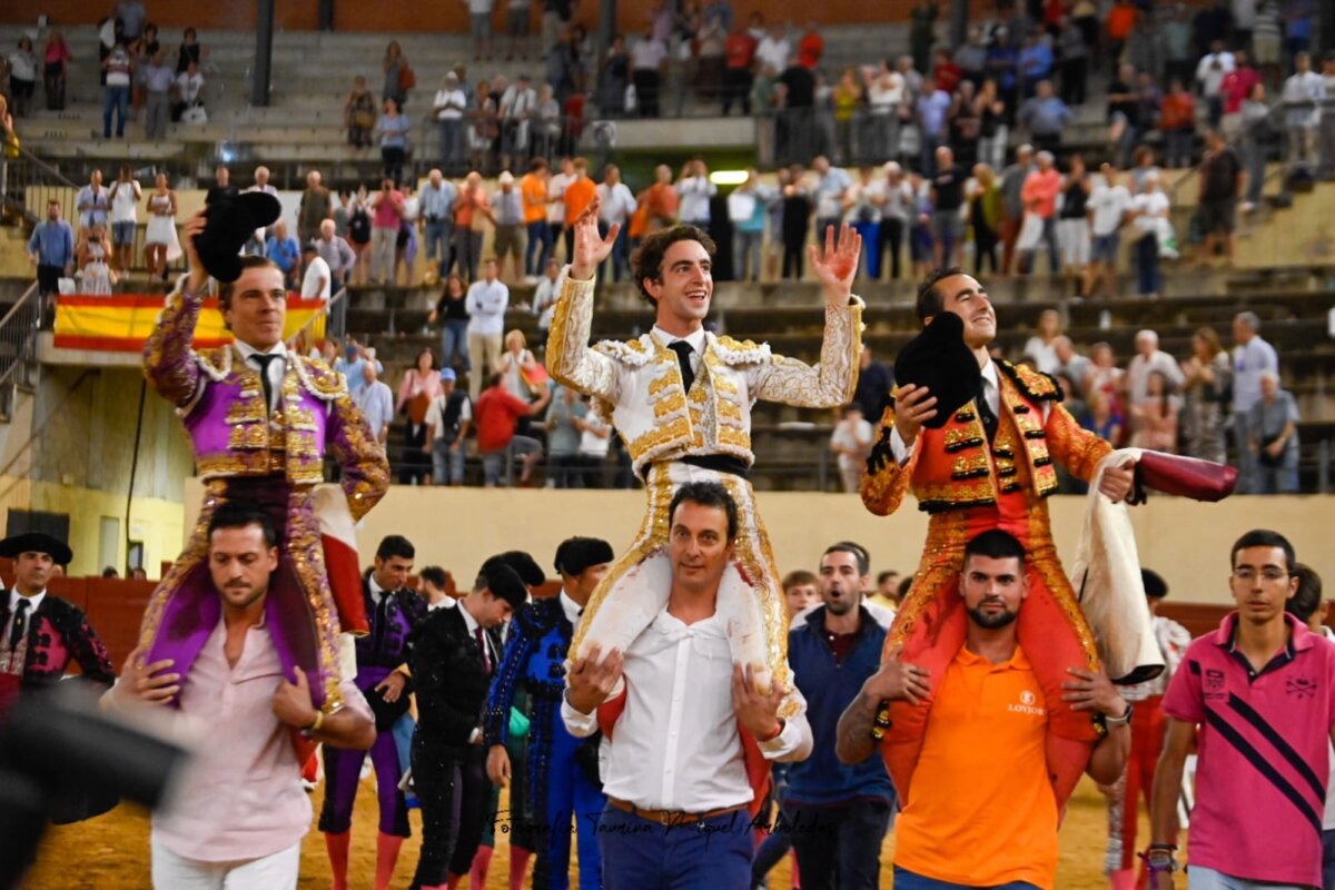 Víctor Hernández sale disparado en su alternativa en Alcalá de Henares