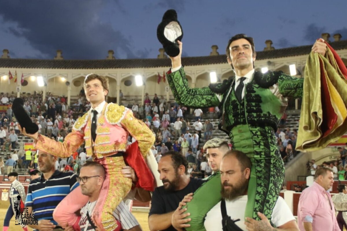 Lección de Perera al natural con Recitador, de La Palmosilla, a hombros con Juan Leal en Albacete