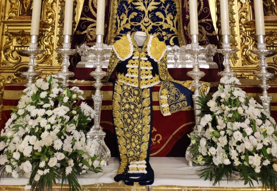 Roca Rey regala a la Virgen de la Estrella el traje de su salida a hombros por la Puerta del Príncipe