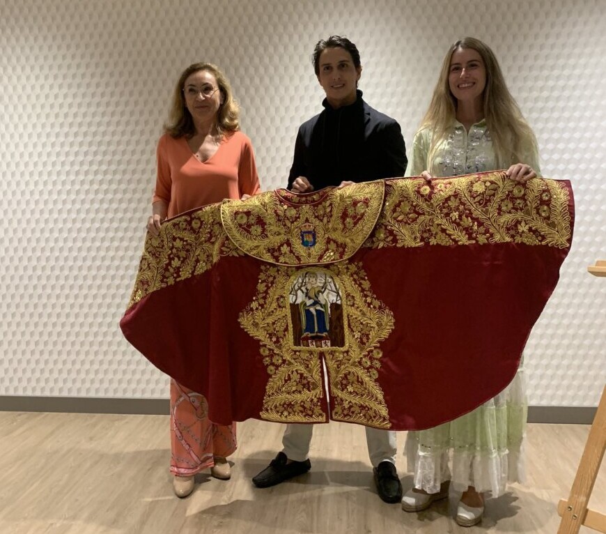 Roca Rey recibe el capote de paseo como triunfador de la feria de San Mateo 2022