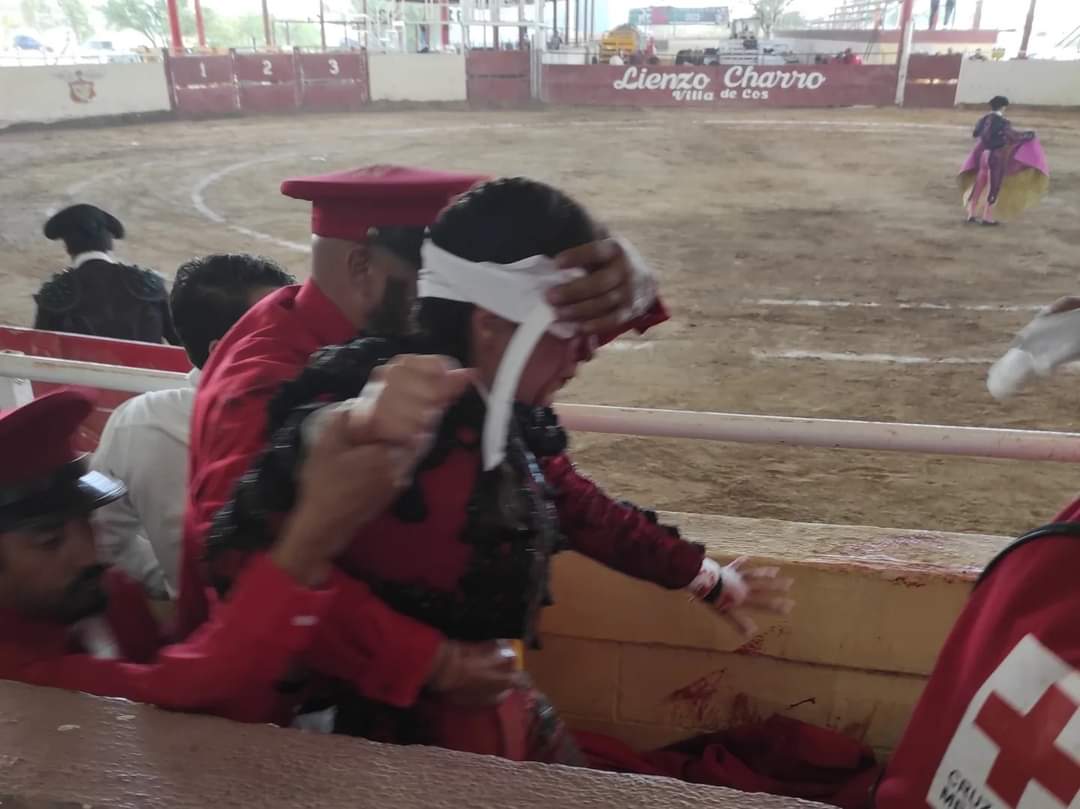 Rocío Morelli cae herida en el rostro en Villa de Cos y Cayetano Delgado corta una oreja