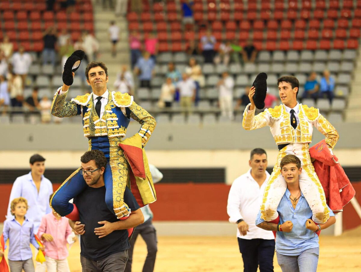 Diego García, a hombros en su alternativa en Las Rozas con un contundente Perera
