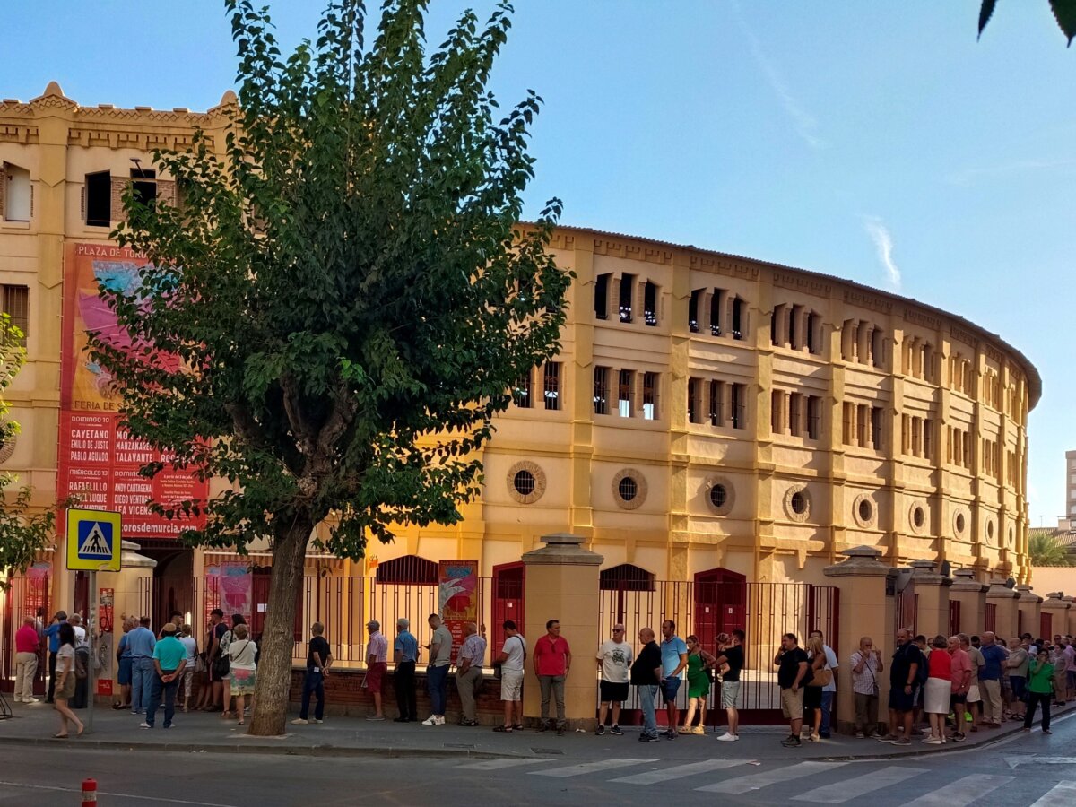 Largas colas en el primer día de venta de entradas para la Feria de Murcia