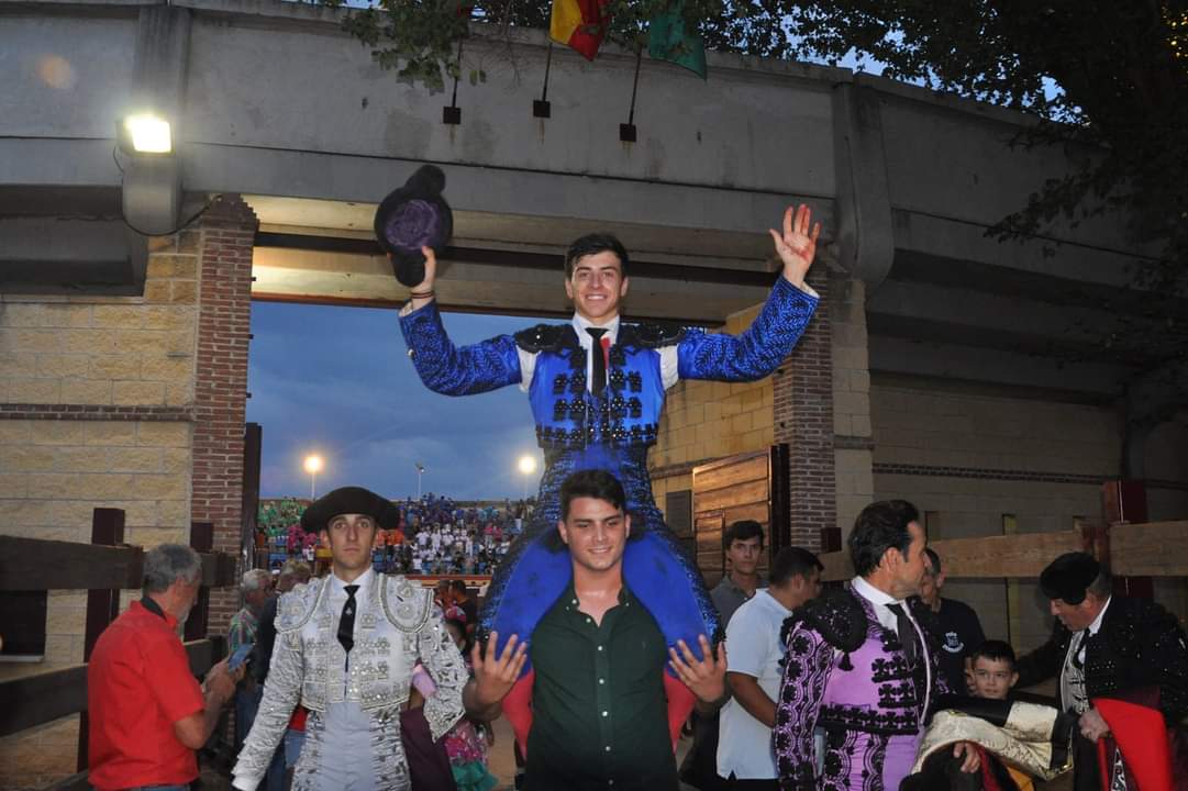 Pleno de Nek Romero, puerta grande en Villa del Prado; Sergio Rodríguez, cornada en el escroto; triunfan Tristán Barroso, Víctor Cerrato, Cid de María; Javier Cerrato se corta la coleta...