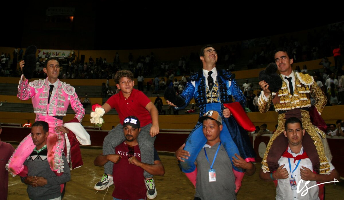 Triunfal debut de Galdós en Tovar, a hombros con Fandi y Orellana