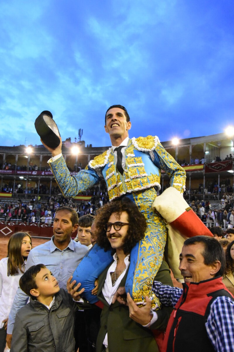 El Puerto, profeta en su tierra, aúpa a Talavante en Salamanca