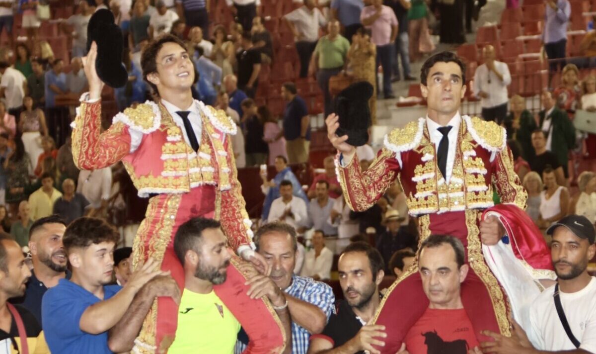 Colosal Roca Rey, tres orejas y un rabo en su reaparición y puerta grande con Ureña en Murcia